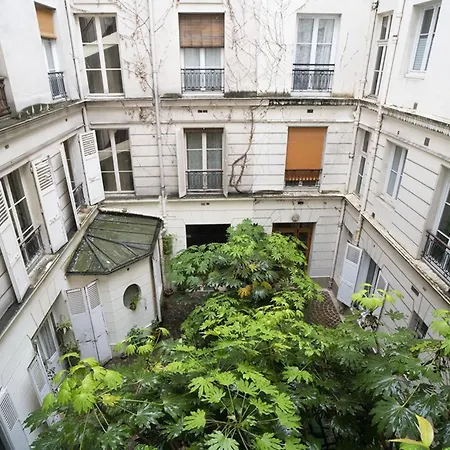 Parisian Cocoon In Montparnasse Apartment *